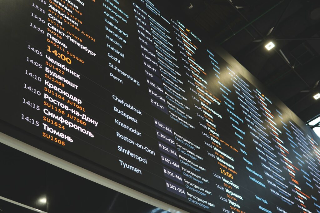 Pantalla de salidas en un aeropuerto internacional