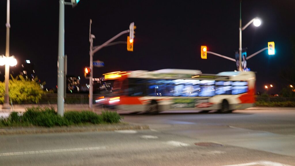 Autobús en movimiento por la ciudad de noche