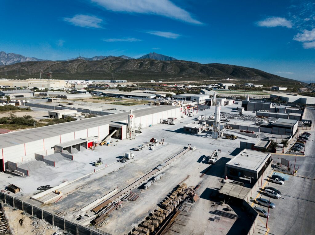 Parque industrial con montañas al fondo