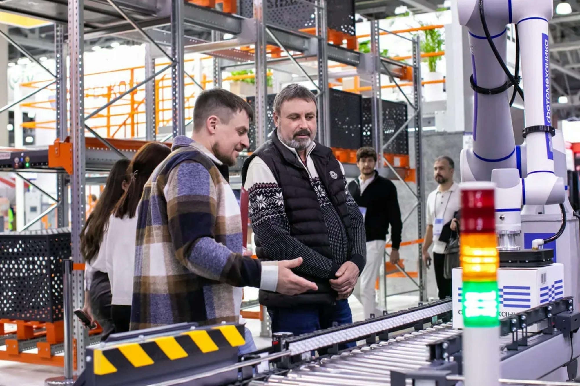 Líderes revisando un sistema automatizado en planta