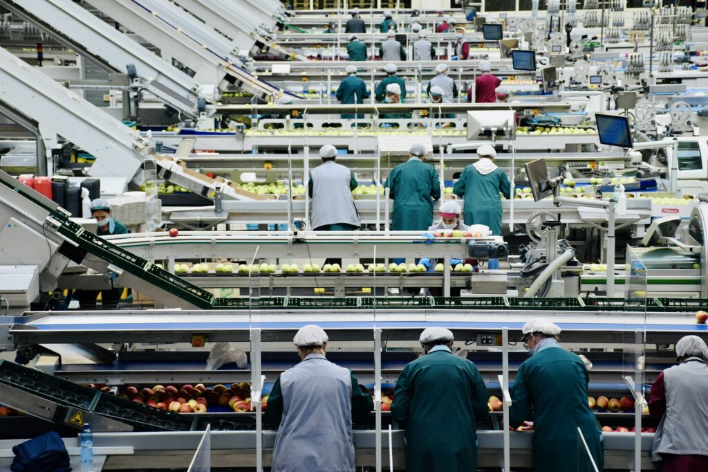 Equipos trabajando en una línea de producción